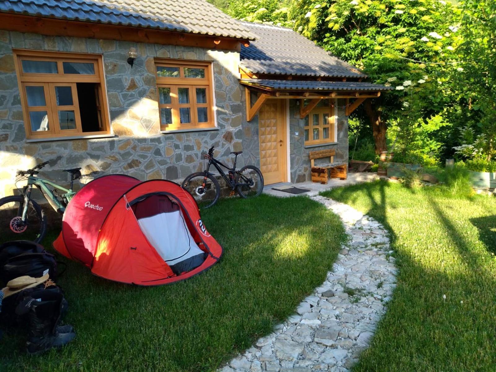 Bujtina Peshtan Guesthouse&Camping Tepelene Exteriör bild