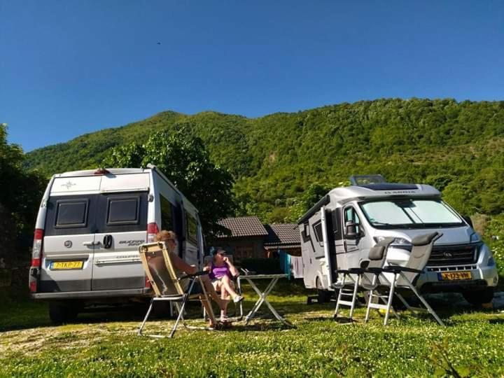 Bujtina Peshtan Guesthouse&Camping Tepelene Exteriör bild