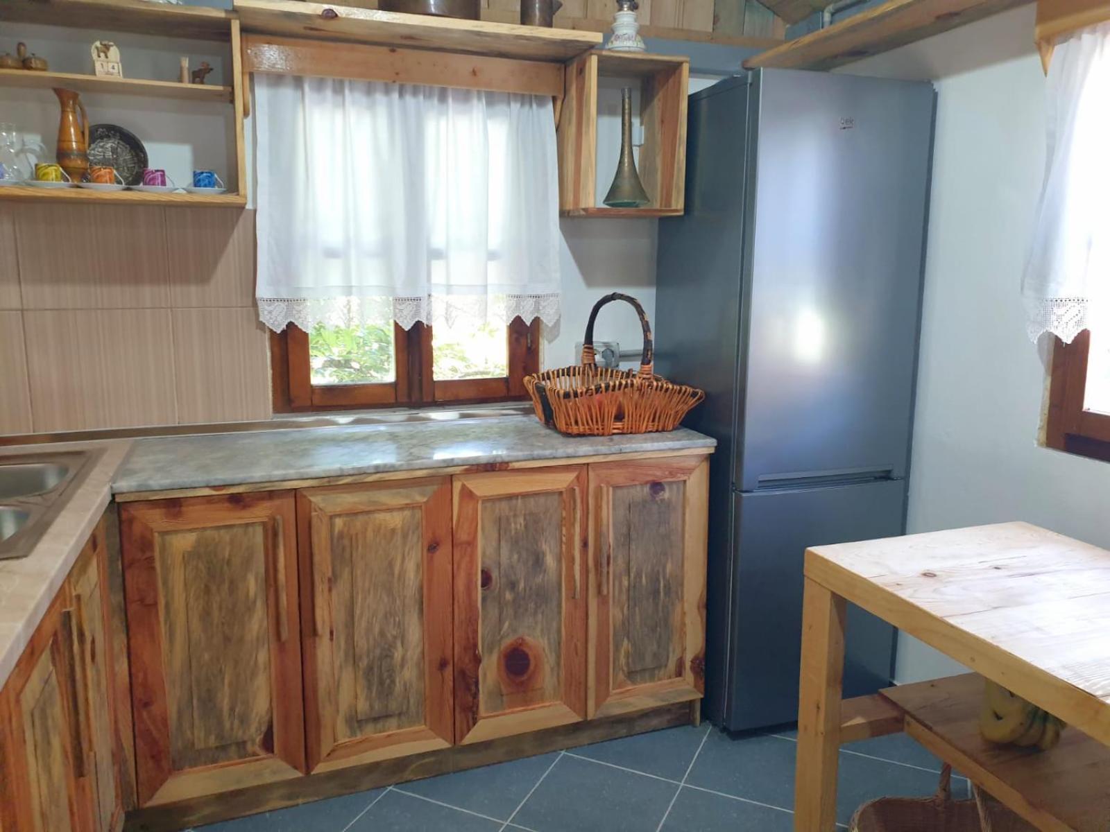 Bujtina Peshtan Guesthouse&Camping Tepelene Exteriör bild