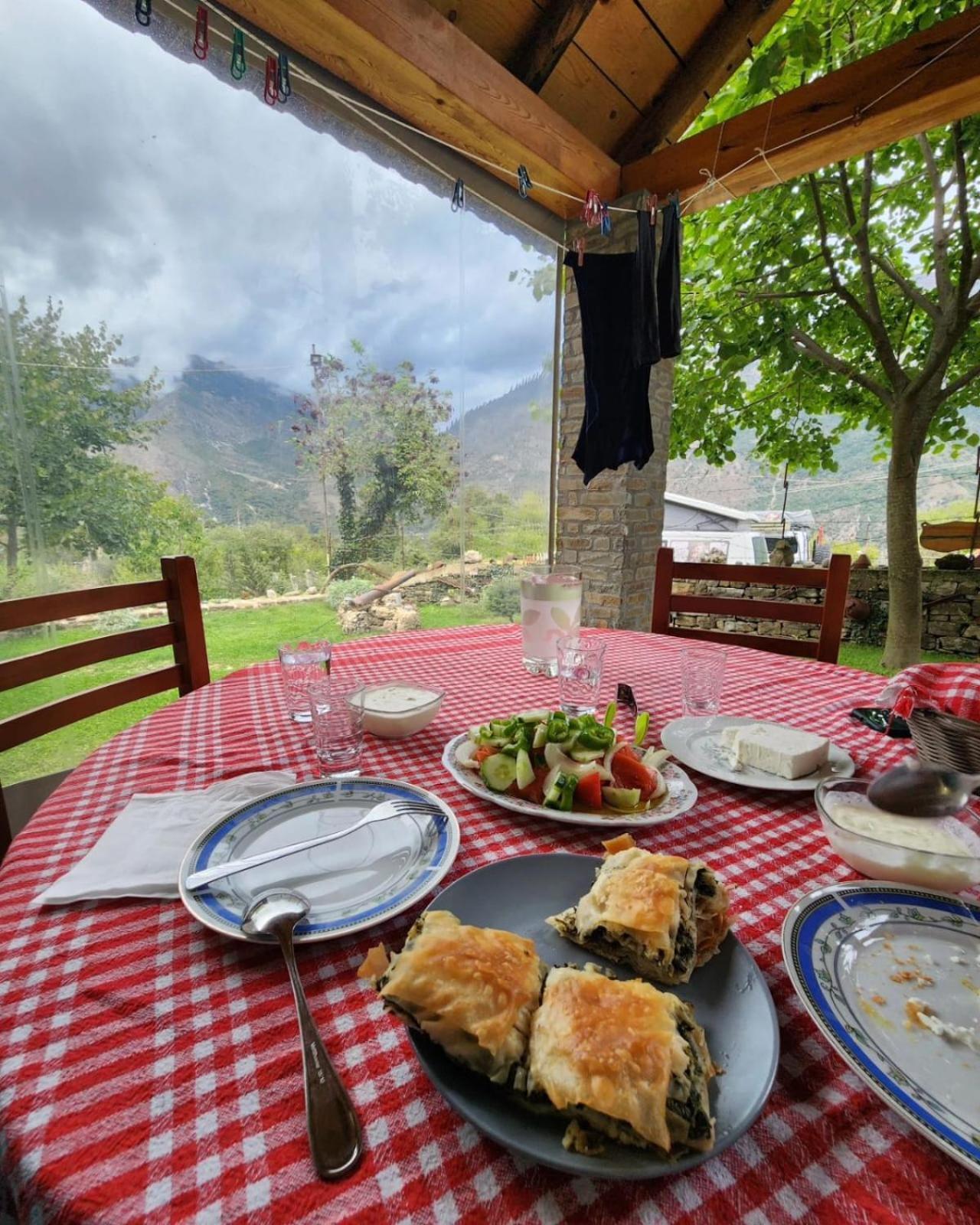Bujtina Peshtan Guesthouse&Camping Tepelene Exteriör bild
